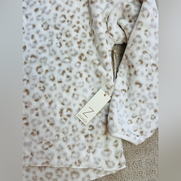 Z Supply Lounge Frosted Leopard Plush Fleece Pullover Top Size M Medium NWT - Picture 6 of 7